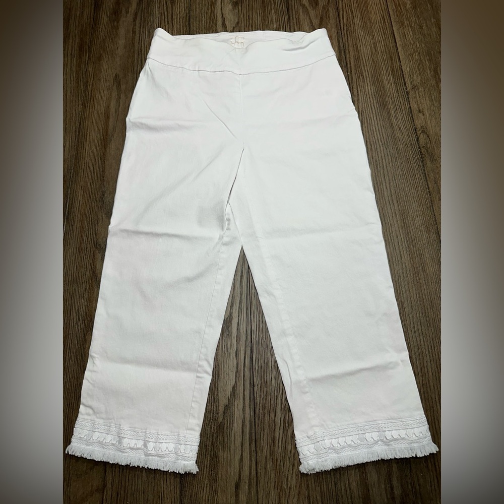 Zac & Rachel Pull-On White Capri’s with Lace Detail - Size 10